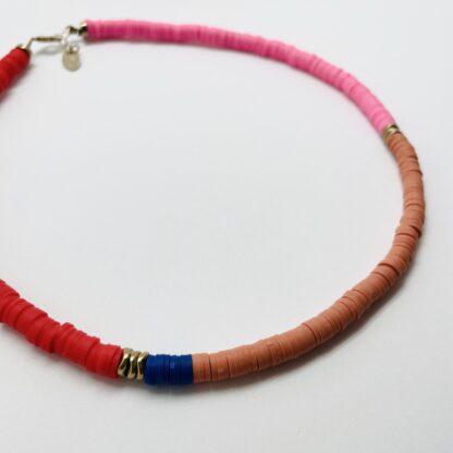 Zoom collier Summer block. 3 couleurs : rouge - poudre - sienne bijoux Luna Cox Anglet