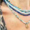 Accumulation de colliers en pierres semi-precieuses