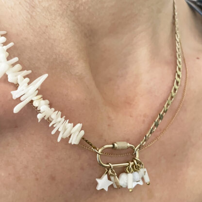 Collier corail blanc, mousqueton à vis et breloques blanches