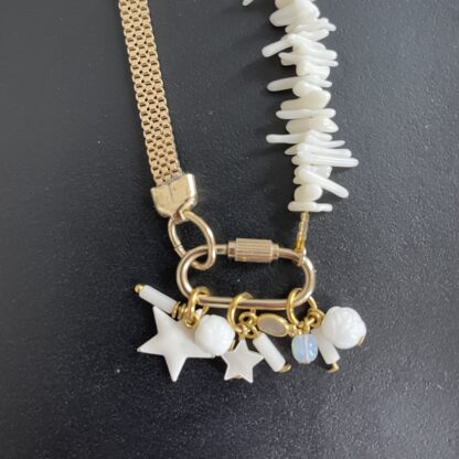 Collier mousqueton corail blanc