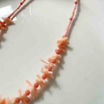 collier-corail-rose-perles-pierre-de-lune-detail