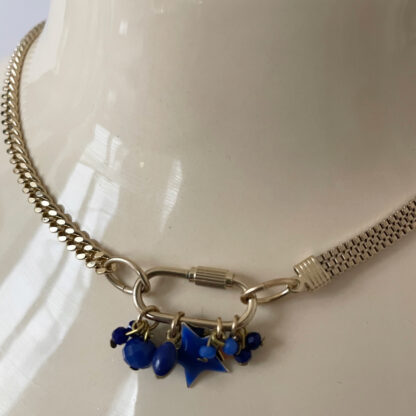 Collier émail bleu, mousqueton à vis et breloques bleues