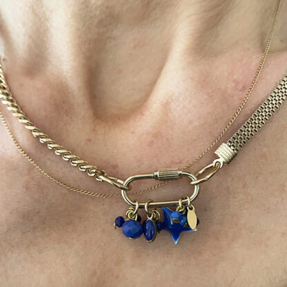 Collier émail bleu, mousqueton à vis et breloques bleues