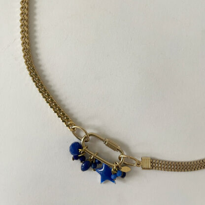 Collier émail bleu, mousqueton à vis et breloques bleues