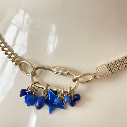 Collier émail bleu, mousqueton à vis et breloques bleues