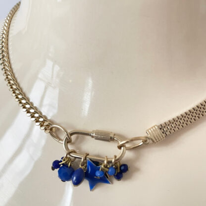 Collier émail bleu, mousqueton à vis et breloques bleues