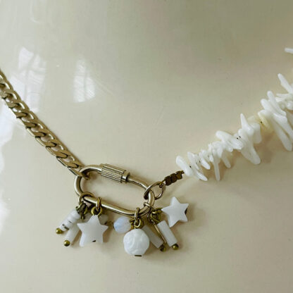 Collier corail blanc, mousqueton à vis et breloques blanches