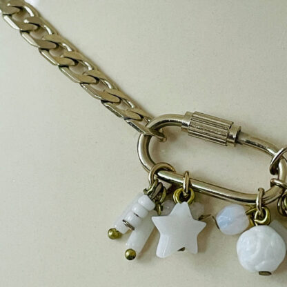 Collier corail blanc, mousqueton à vis et breloques blanches