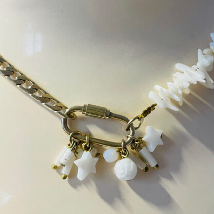 Collier corail blanc, mousqueton à vis et breloques blanches