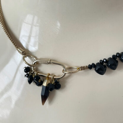 Collier noir, mousqueton à vis et breloques noires et onyx