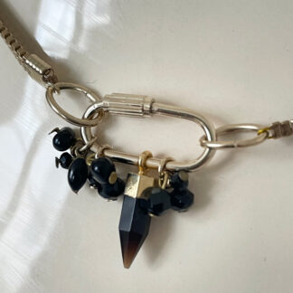 Collier noir, mousqueton à vis et breloques noires et onyx