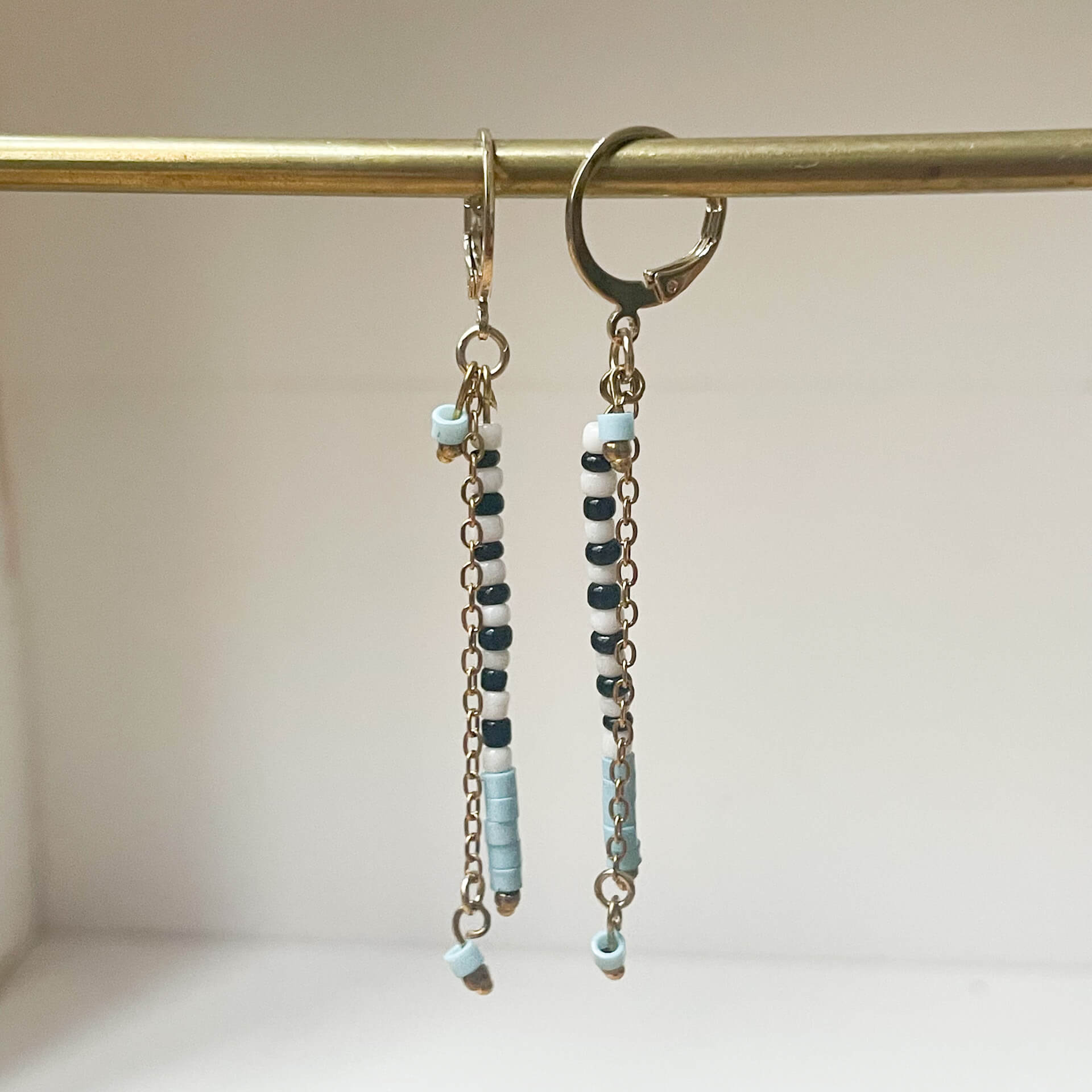 Boucles d'oreilles Wild Candy bleu ciel Luna Cox, perles miyuki et chaîne dorée, bijoux faits main idée cadeau femme bohème chic