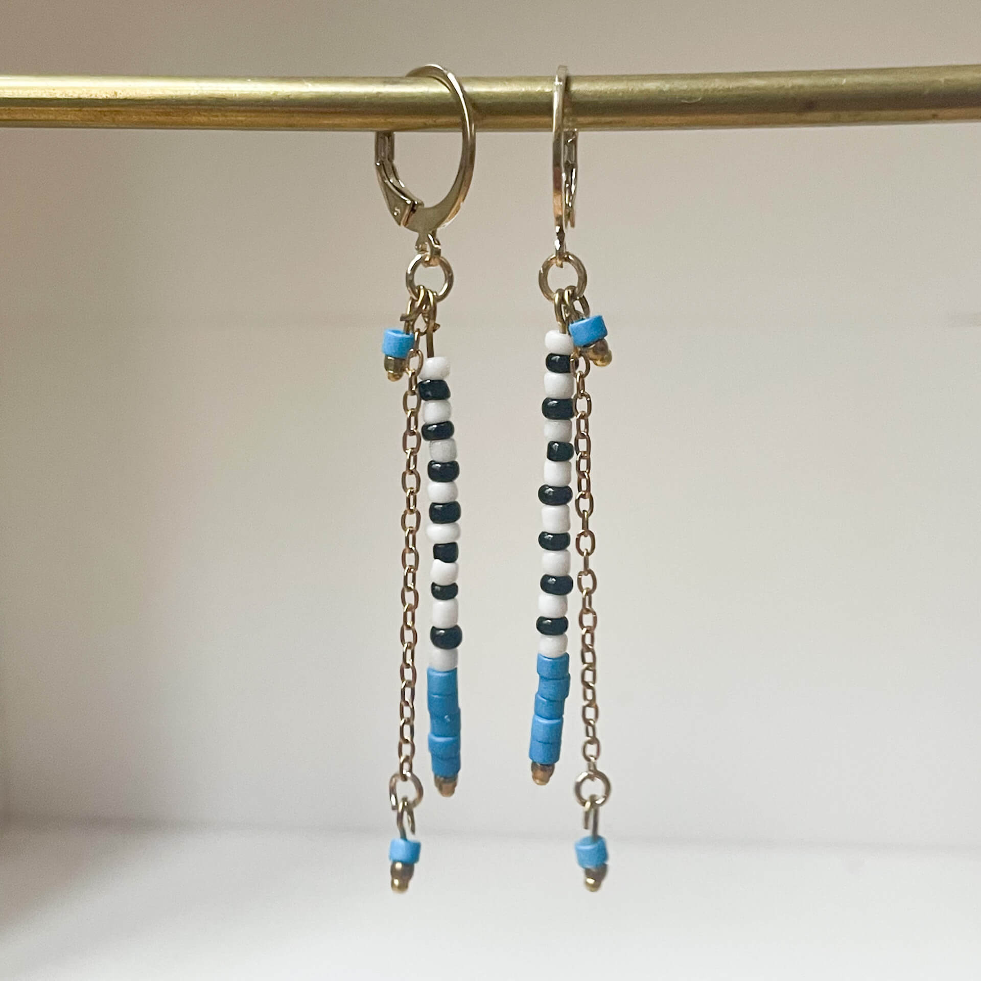 Bijoux bohème chic Luna Cox, boucles pendantes Wild Candy bleu turquoise, perles artisanales noir et blanc chaîne dorée, esprit nomade