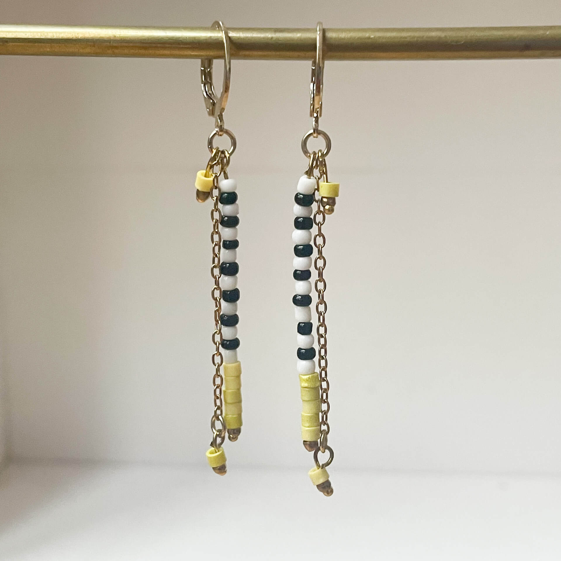 Boucles d'oreilles longues Wild Candy jaune Luna Cox, perles miyuki bicolores noir et blanc, bijoux faits main tendance festival