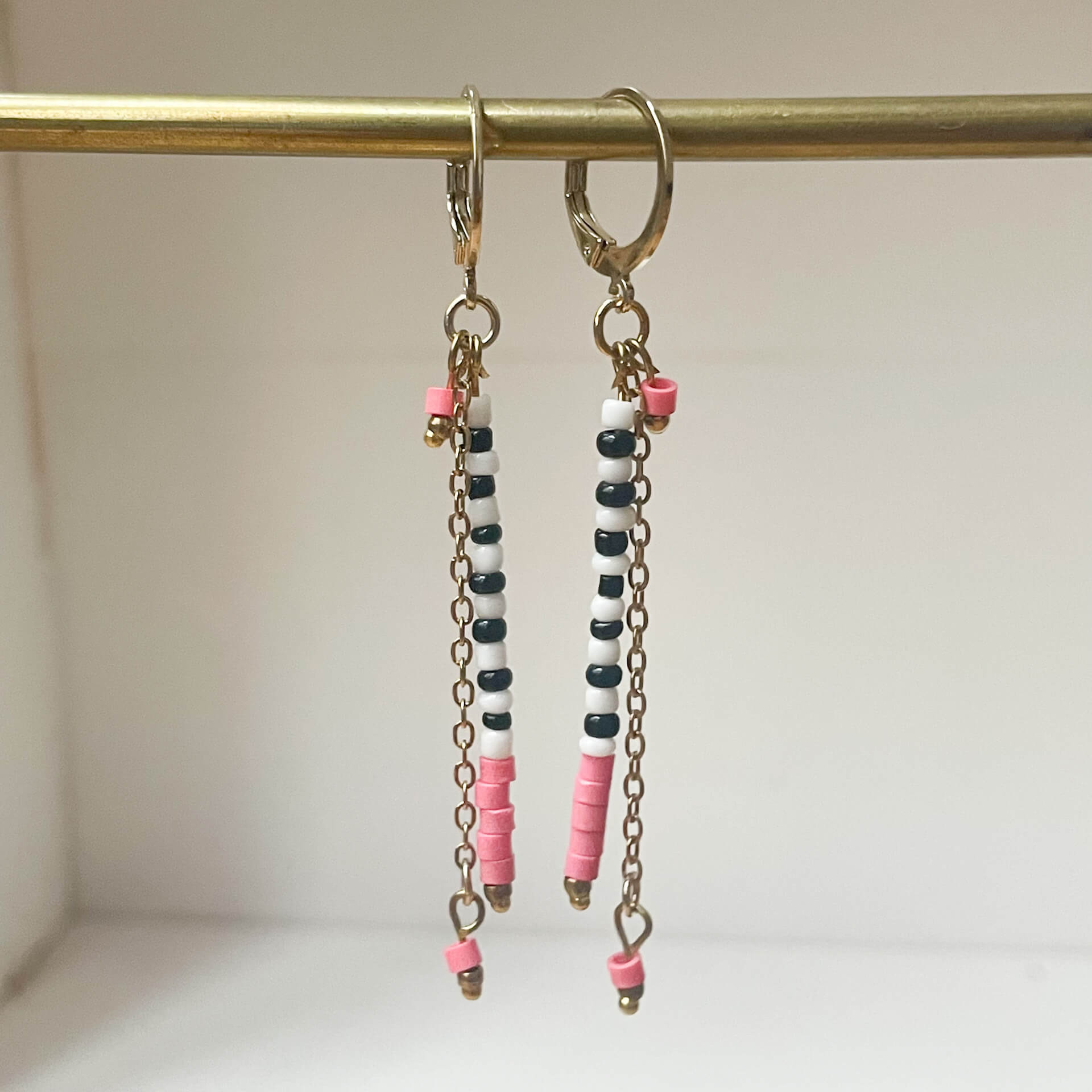 Bijoux créateur Luna Cox, boucles pendantes Wild Candy rose Malabar, perles artisanales et chaîne dorée, style bohème chic