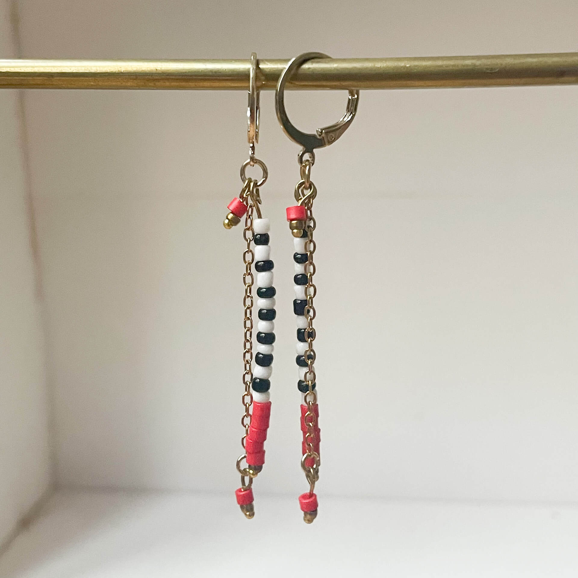 Boucles d'oreilles Wild Candy rouge Luna Cox, perles miyuki noir et blanc chaîne dorée, bijoux créateur bohème chic faits main