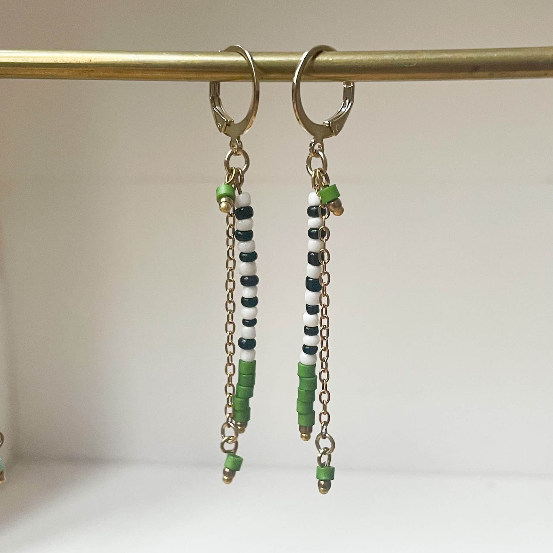 Bijoux créateur Luna Cox collection Wild Candy vert olive, boucles pendantes perles artisanales noir blanc chaîne dorée, style bohème naturel